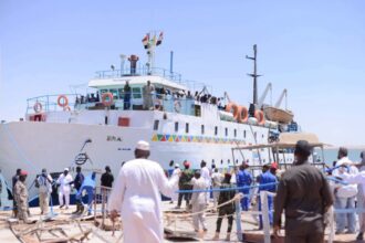 أزمة ميناء العالي في أسوان: جنوب سودانيون عالقون على متن باخرة بعد صدام مع السلطات المصرية.