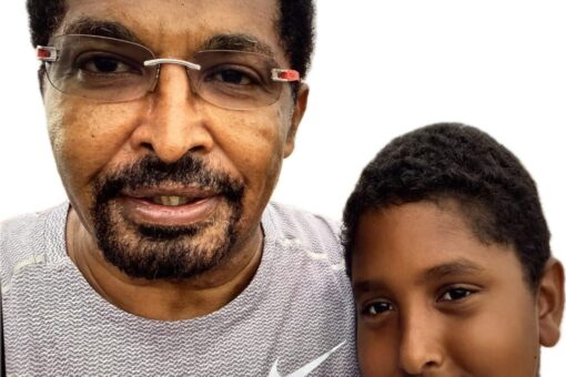 وزير الثروة الحيوانية السوداني يشارك فرحته بتخرج ابنه في دار أوبرا دبي
