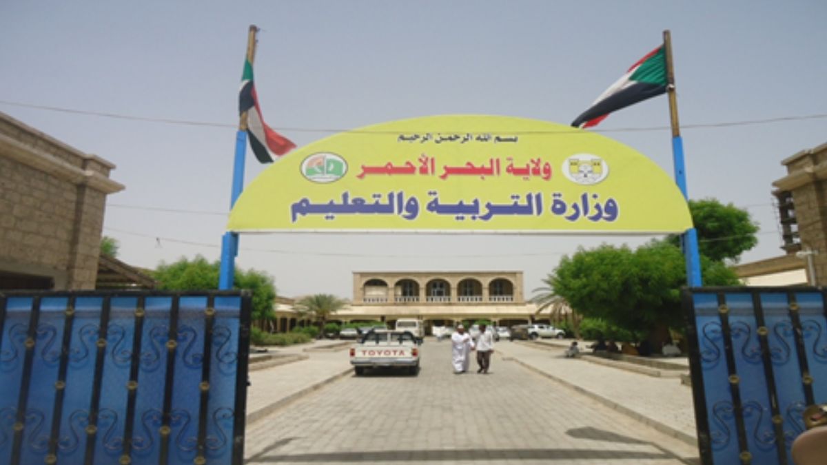 إيقاف مراقب لثلاث سنوات لتهمة تصوير ورقة امتحان ونشرها.