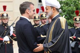 عمان وباريس تؤكدان التزامهما بحرية الملاحة في مضيق هرمز وبحر العرب وتدعمان مفاوضات إيران والولايات المتحدة