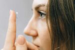 تزايد خطر العدوى بالعين عند استخدام العدسات اللاصقة بشكل خاطئ أو أثناء النوم والسباحة والاستحمام.