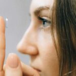 تزايد خطر العدوى بالعين عند استخدام العدسات اللاصقة بشكل خاطئ أو أثناء النوم والسباحة والاستحمام.