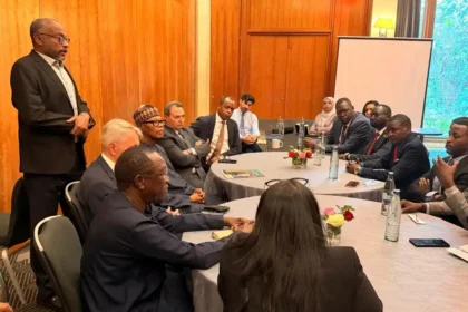 ممثلو القوى السياسية السودانية يصلون جنيف للمشاركة في اجتماعات نيون التشاورية.