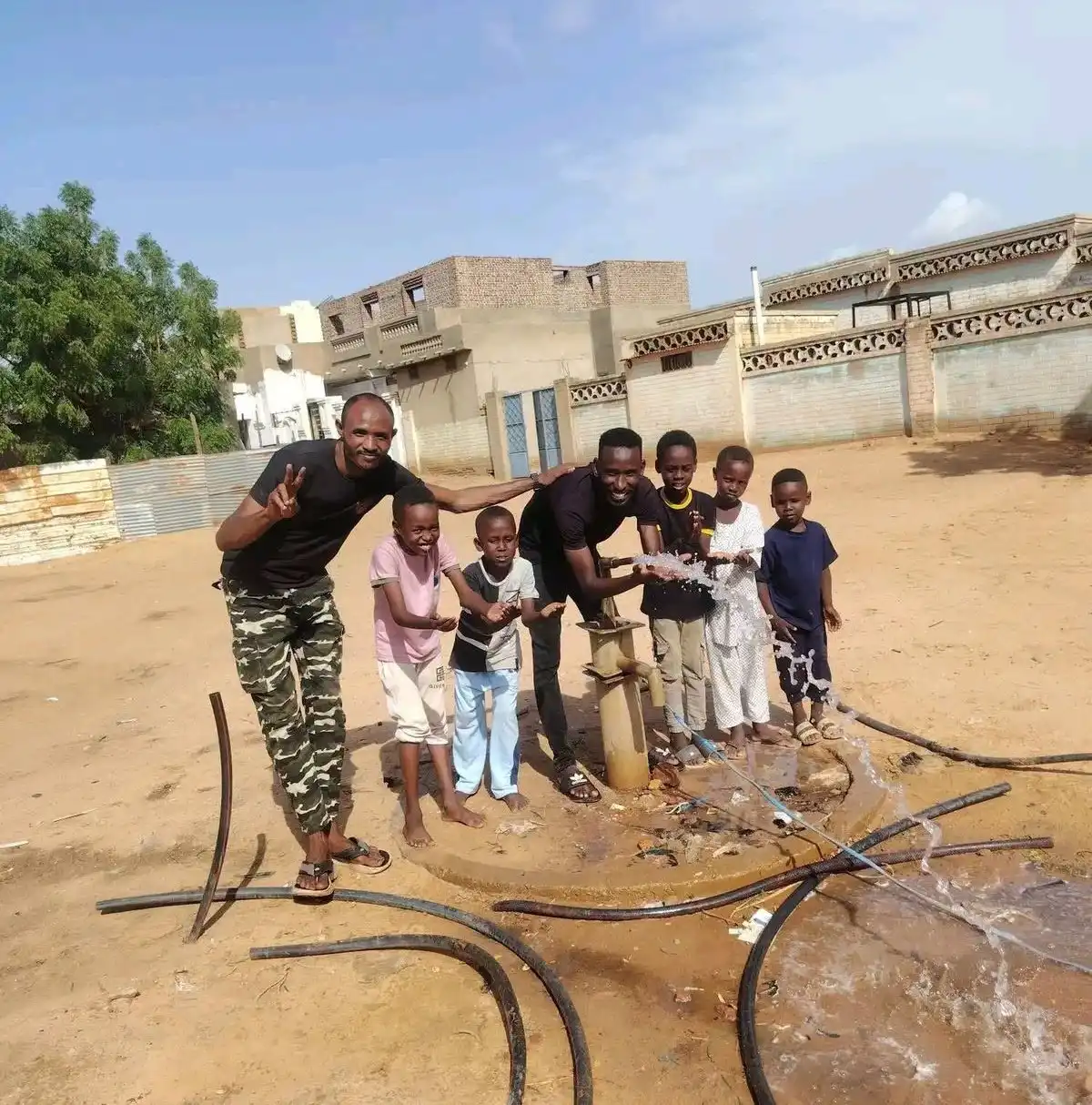 مبادرة الإنصرافي تُنهي أزمة المياه في الأبيض بالطاقة الشمسية.