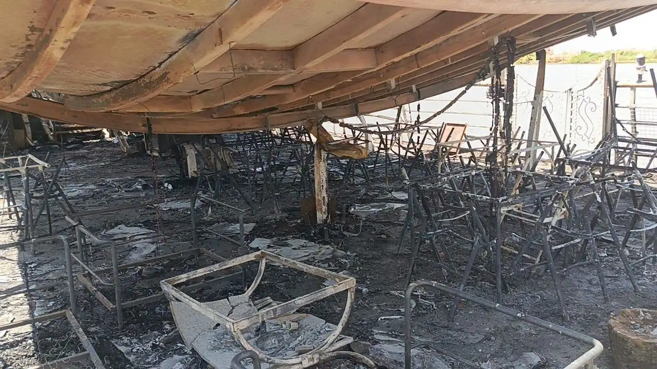 حريق يلتهم عوامة لؤلؤة النيل السياحية في الخرطوم
