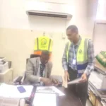 ضابط أمن مطار بورتسودان يعثر على حقيبة نسائية تحتوي على مجوهرات ومبالغ مالية ويقوم بتسليمها لصاحبتها.