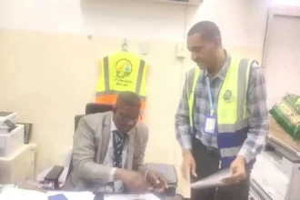 ضابط أمن مطار بورتسودان يعثر على حقيبة نسائية تحتوي على مجوهرات ومبالغ مالية ويقوم بتسليمها لصاحبتها.