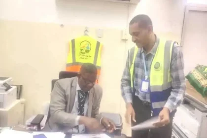 ضابط أمن مطار بورتسودان يعثر على حقيبة نسائية تحتوي على مجوهرات ومبالغ مالية ويقوم بتسليمها لصاحبتها.