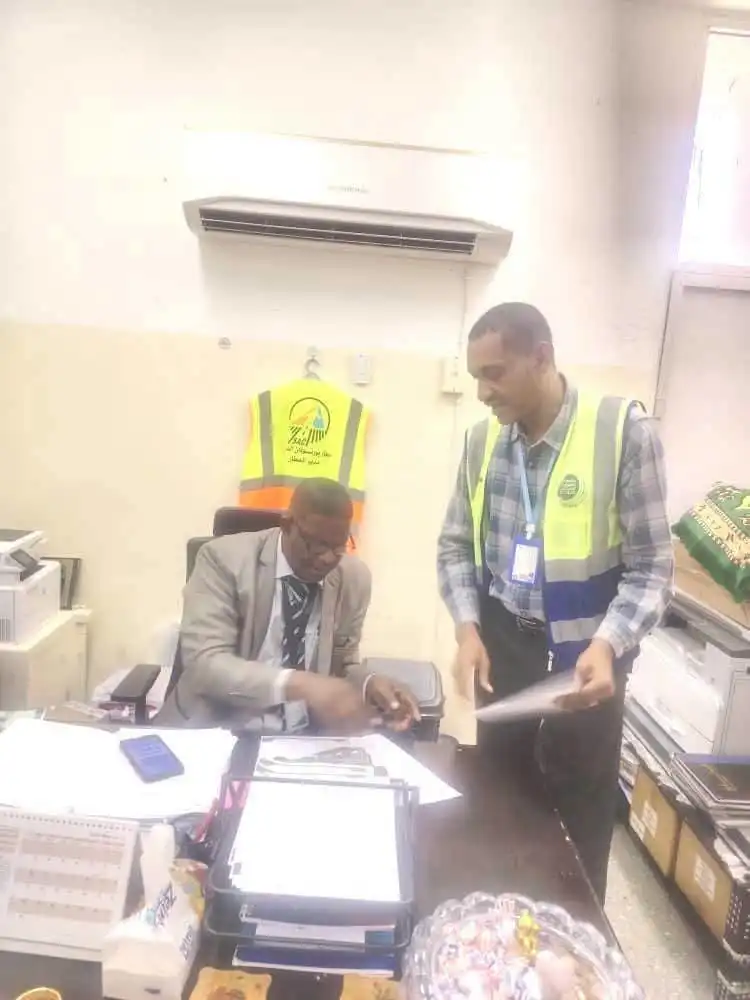 ضابط أمن مطار بورتسودان يعثر على حقيبة نسائية تحتوي على مجوهرات ومبالغ مالية ويقوم بتسليمها لصاحبتها.