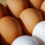 البيض البني يغزو الأسواق بفضل طبيعيته المزعومة مقابل البيض الأبيض
