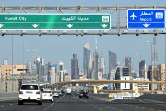 استأنفت الهيئة الكويتية للملاحة الجوية حركة الطيران المدني في البلاد.