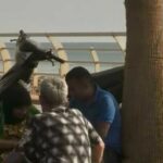 عائلات نازحة تنتظر مصيرها على الرصيف البحري بعد نزوح جديد