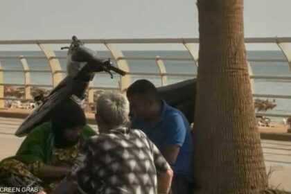 عائلات نازحة تنتظر مصيرها على الرصيف البحري بعد نزوح جديد