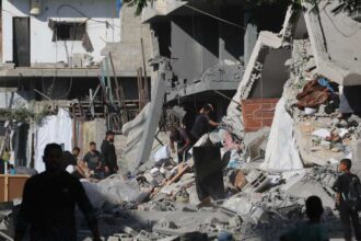 قتل 9 فلسطينيين في غارات إسرائيلية على قطاع غزة رغم الهدنة المعلنة.