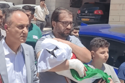 وفاة رضيع بالخليل إثر إطلاق نار من جنود الاحتلال على سيارة الأسرة