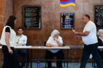 تهديدات كاذبة بوجود قنابل تستهدف مراكز اقتراع أرمينية قبل الانتخابات.