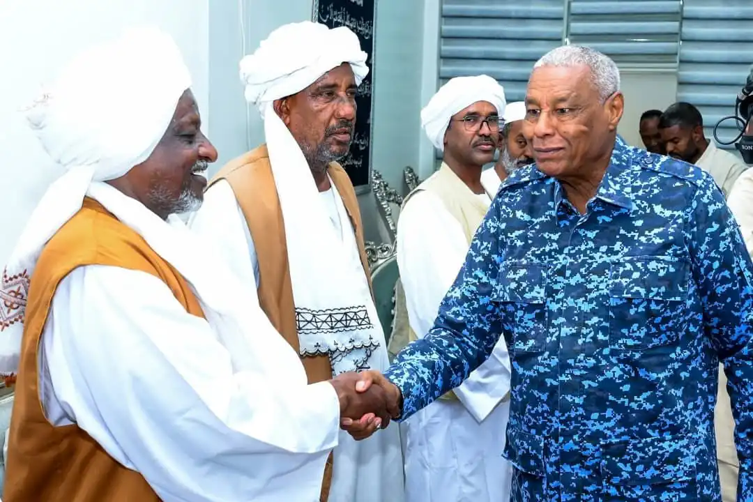 وزير الداخلية يلتقي وفداً من قبائل البنى عامر والحباب في كسلا لمناقشة الأمن والخدمات في شرق السودان.