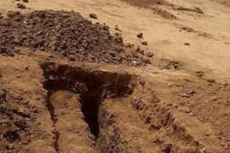 مفاجأة قاتلة: شباب يبيعون قبوراً في أمدرمان أثناء دفن الفنان عبد الوهاب الصادق.