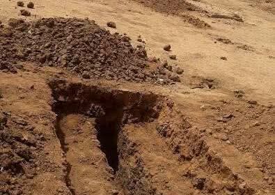 مفاجأة قاتلة: شباب يبيعون قبوراً في أمدرمان أثناء دفن الفنان عبد الوهاب الصادق.