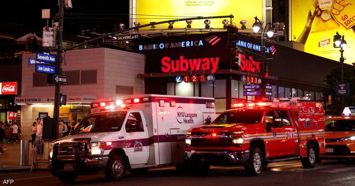 الشخص الجريح ومصابين آخرين نُقلوا للمستشفى في حادثة طعن بمنطقة نقلية مزدحمة.