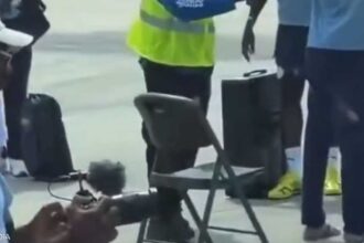 التفتيش الدقيق للمنتخب السنغالي عند وصوله إلى الولايات المتحدة يثير الجدل.