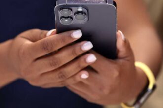 أبل تطلق اختبارات المساعد المطورة سيري للمعماريين وتؤجل الإطلاق التجريبي.
