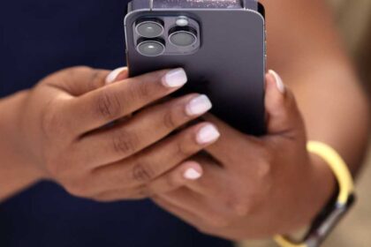 أبل تطلق اختبارات المساعد المطورة سيري للمعماريين وتؤجل الإطلاق التجريبي.