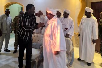 مناوي يدين انتهاكات مليشيا آل دقلو ويؤكد على دور الإدارة الأهلية في حماية المدنيين ووقف نزيف الدم في دارفور وكردفان.