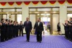 السيارة الرئاسية الصينية تدخل قلب القصر الكوري الشمالي في مشهد نادر يعكس تقارباً استثنائياً.