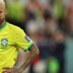برازيليون يحيون مدربهم بتشكيل ممر شرفي قبل مواجهة المغرب في كأس العالم.