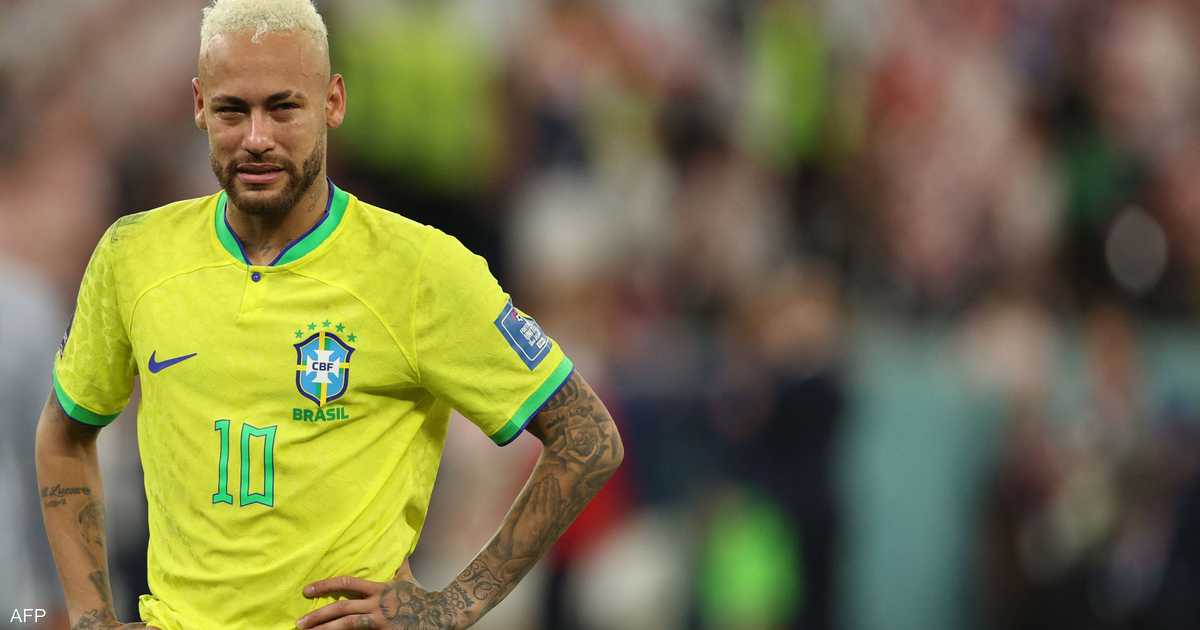 برازيليون يحيون مدربهم بتشكيل ممر شرفي قبل مواجهة المغرب في كأس العالم.