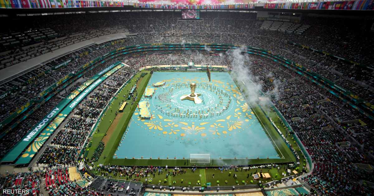 مشجعون يحاولون اقتحام مهرجان الجماهير قبل افتتاح كأس العالم القاري.