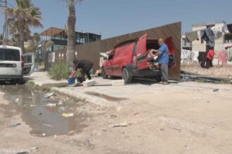 نازحون من جنوب لبنان يفترشون الأرض في ضواحي صيدا بعد فقدان منازلهم بسبب الحرب