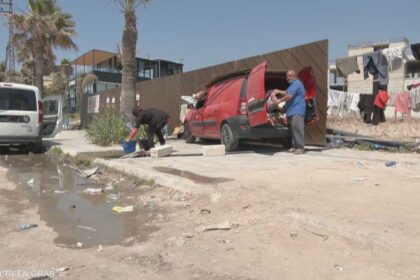 نازحون من جنوب لبنان يفترشون الأرض في ضواحي صيدا بعد فقدان منازلهم بسبب الحرب