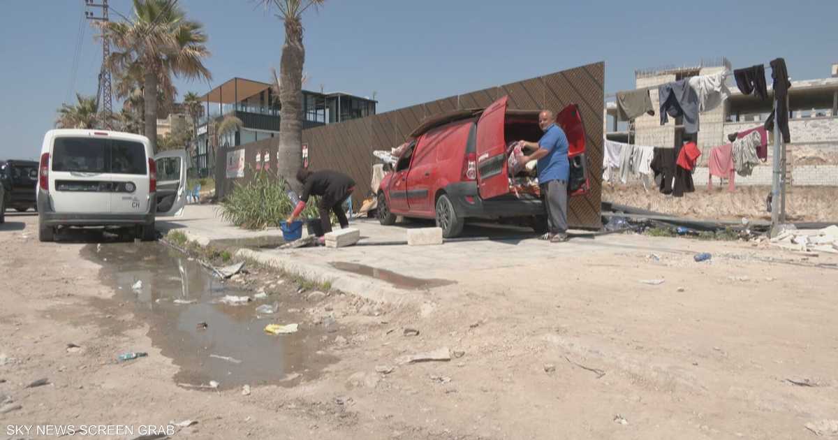 نازحون من جنوب لبنان يفترشون الأرض في ضواحي صيدا بعد فقدان منازلهم بسبب الحرب