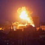 كييف تشهد حريقاً في مبنى سكني بعد سقوط حطام صواريخ وأخرى في مناطق مدنية.