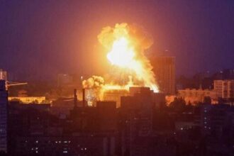 كييف تشهد حريقاً في مبنى سكني بعد سقوط حطام صواريخ وأخرى في مناطق مدنية.