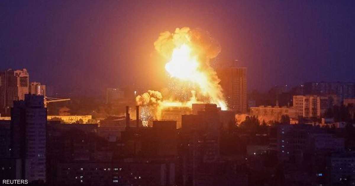 كييف تشهد حريقاً في مبنى سكني بعد سقوط حطام صواريخ وأخرى في مناطق مدنية.