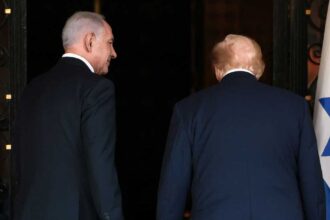 ترامب يطالب إسرائيل بالتوقف عن توسيع العمليات العسكرية ويحذر من عزلتها دولياً