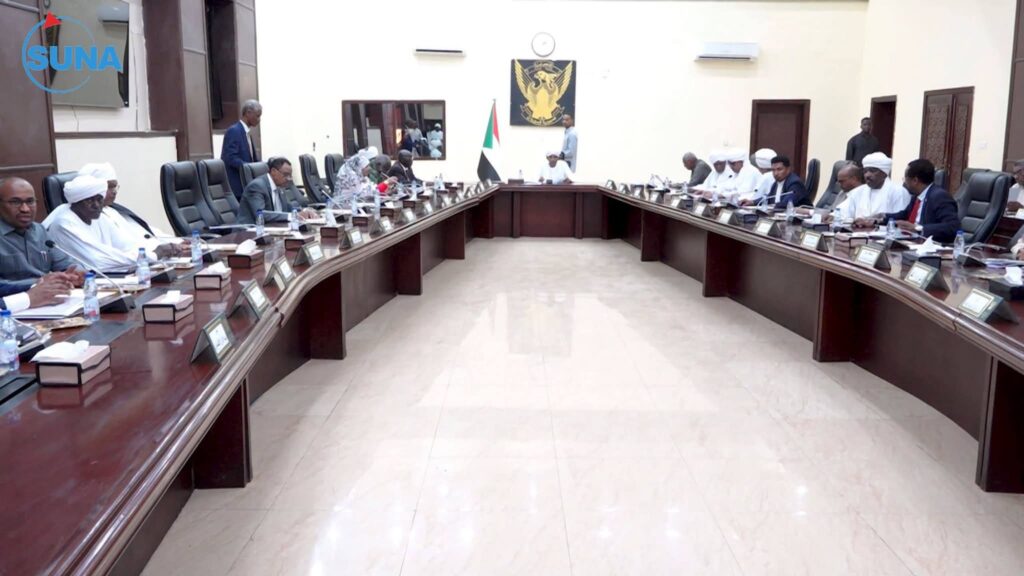 الحكومة السودانية تقرر استيراد المشتقات البترولية لضبط السوق والتحكم في سعر الصرف.