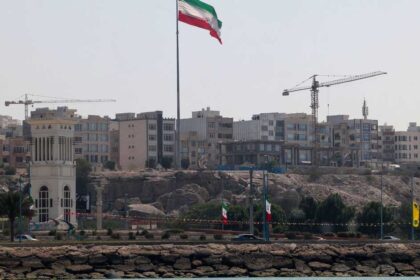 انفجارات سيريك مرتبطة بإطلاق طلقات تحذيرية في مضيق هرمز