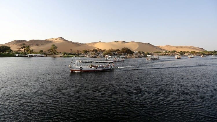 التكتم الرسمي على تلوث بحيرة النوبة يثير مخاوف واسعة حول الصحة والبيئة.