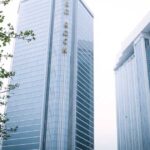 ساحة سيارات مهجورة تستعد لأن تصبح أغلى مواقف في المنطقة لاستضافة كأس العالم.