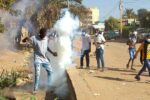 تأزم الوضع في سوق جبل قنا بعد تدخل قوة من المحلية لتنفيذ إجراءات إعادة التخطيط.
