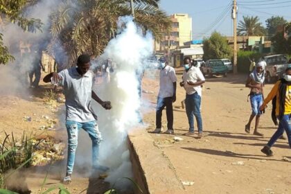 تأزم الوضع في سوق جبل قنا بعد تدخل قوة من المحلية لتنفيذ إجراءات إعادة التخطيط.