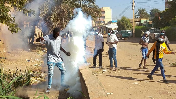 تأزم الوضع في سوق جبل قنا بعد تدخل قوة من المحلية لتنفيذ إجراءات إعادة التخطيط.
