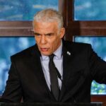 لابيد يرفض الاتفاق المرتقب مع إيران ويخشى إعادة بناء برنامجها النووي.