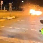 اصطدمت سيارتان في مالتبه واندلع حريق أدى لإصابة 3 أشخاص.