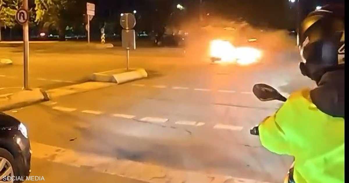 اصطدمت سيارتان في مالتبه واندلع حريق أدى لإصابة 3 أشخاص.