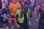 شرطي بوسطن يشارك مشجعي كأس العالم الكرة والمرح في ساحة سيتي هول